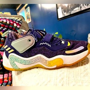 Men's size 8.5Y still in good condition purple yellow n white